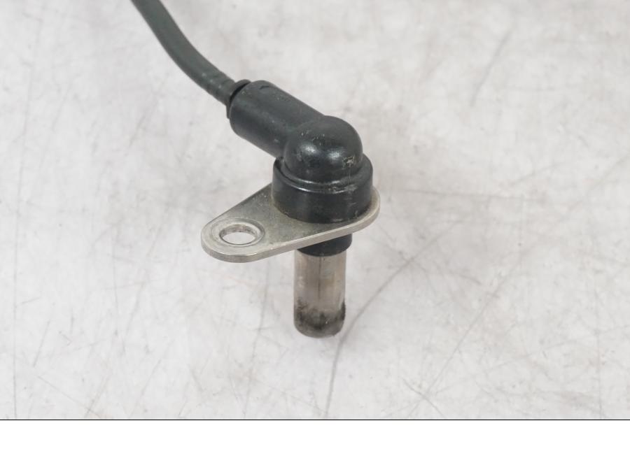 Snett nerifrån på ABS givare från en Yamaha MT-09 -2016 motorcykel.