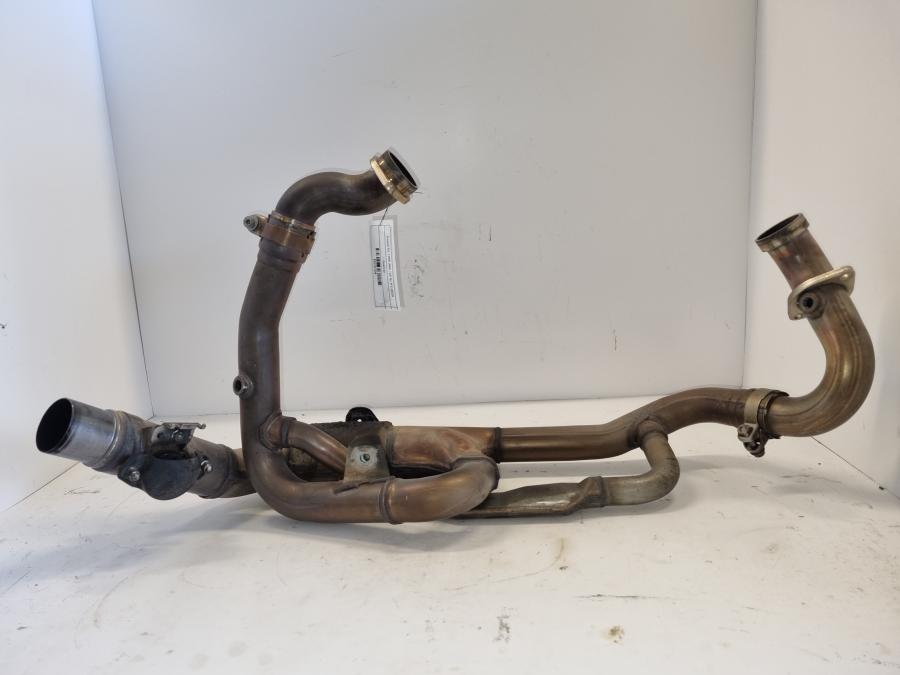 Framsidan på Grenrör från en Suzuki DL 1000 -2016 motorcykel.