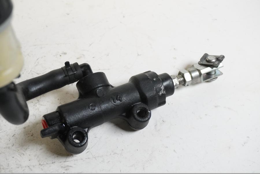 Vänster sida på Bromshuvudcylinder från en Triumph Daytona 675 -2010 motorcykel.