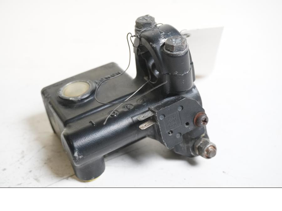 Höger sida på Bromshuvudcylinder från en Suzuki DR 650 -1991 motorcykel.