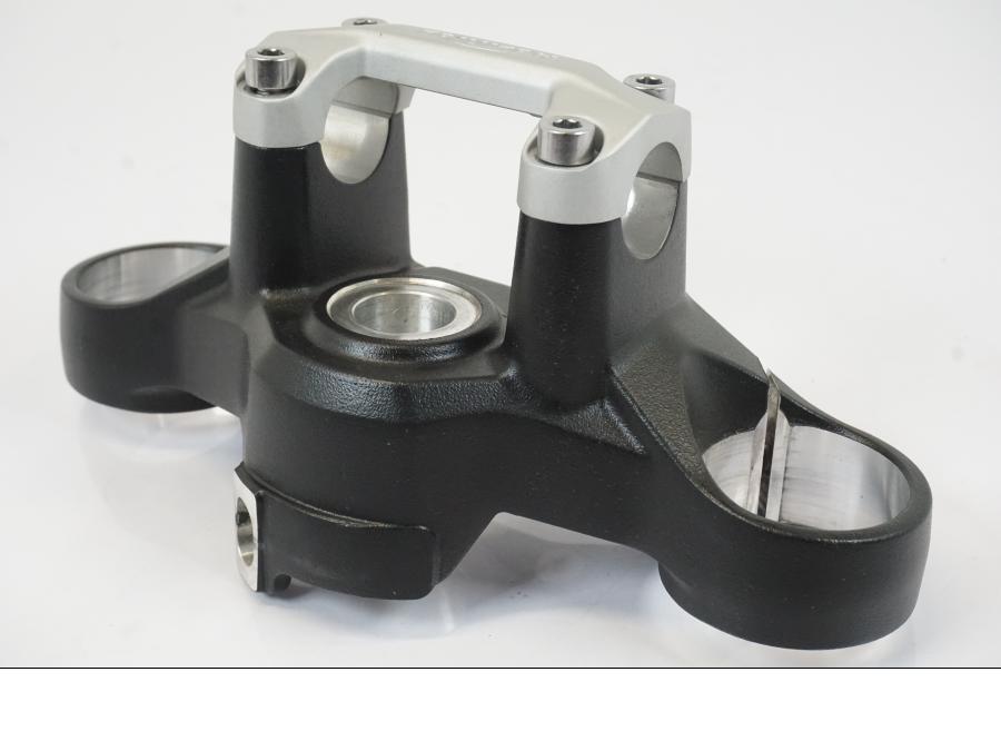 Baksidan på Gaffelkrona från en Triumph Trident -2021 motorcykel.