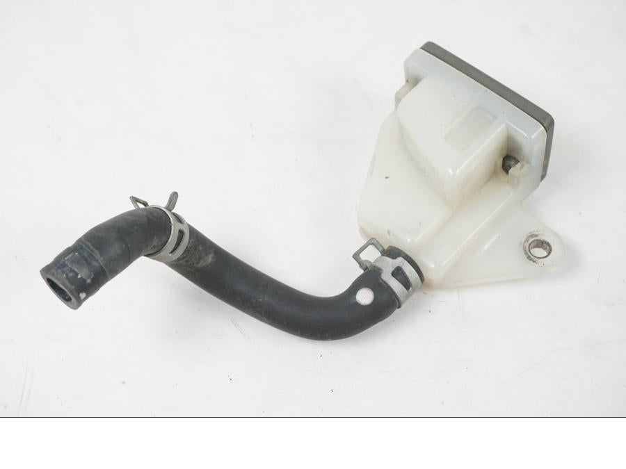 Framsidan på Bromsvätskebehållare från en Suzuki SV 650 S -2005 motorcykel.