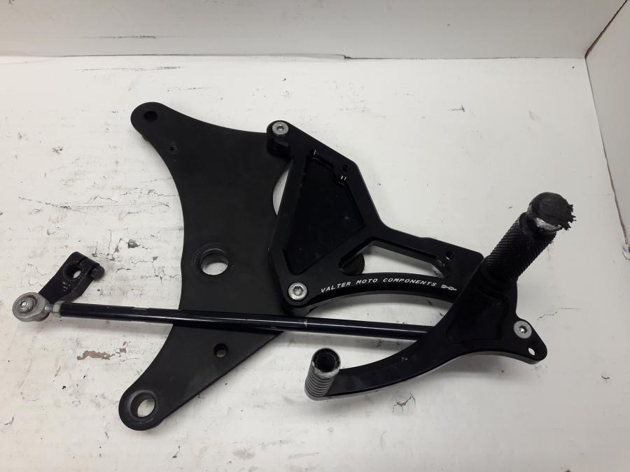 Baksidan på Fotreglage från en Kawasaki ER-6N -2015 motorcykel.