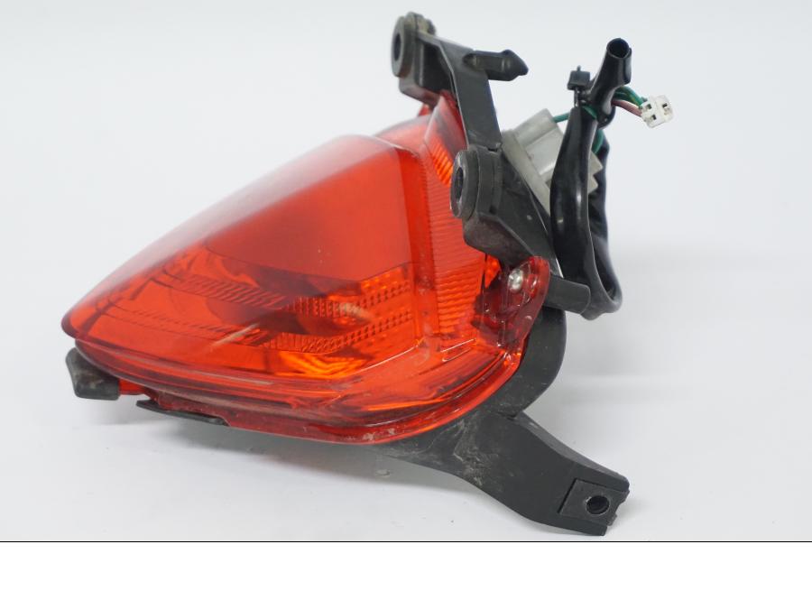 Snett nerifrån på Baklampa från en Honda CB 500 X -2015 motorcykel.