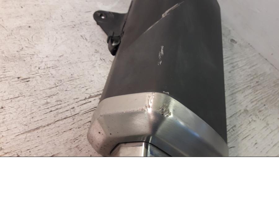 Vänster sida på Ljuddämpare från en Honda ADV 750 -2017 motorcykel.