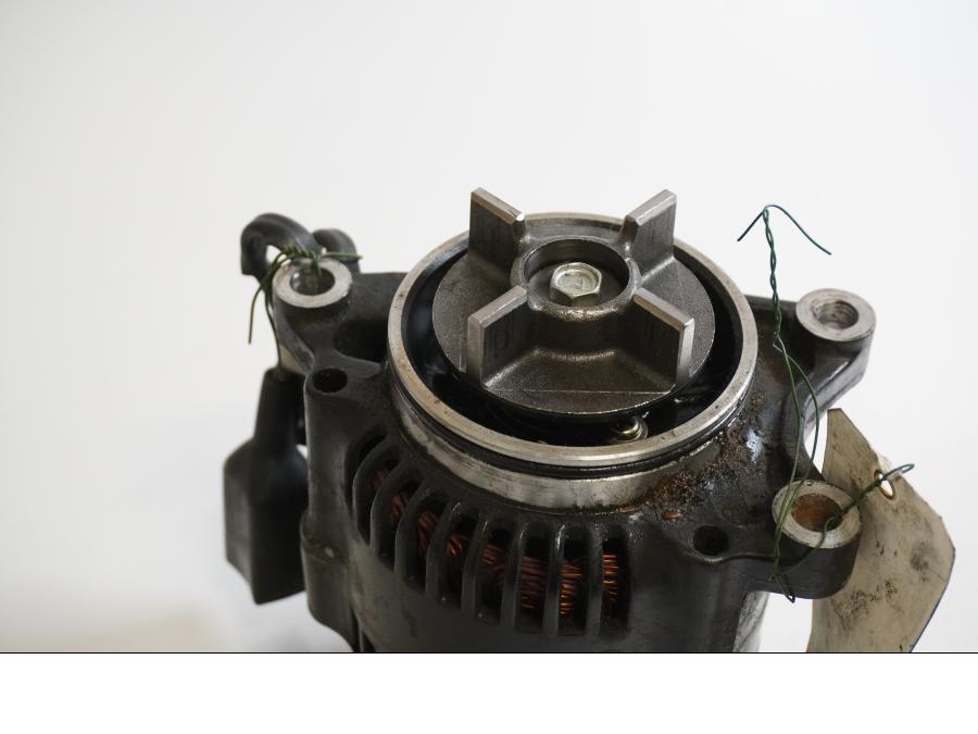 Baksidan på Generator från en Kawasaki ZX-10 -1988 motorcykel.