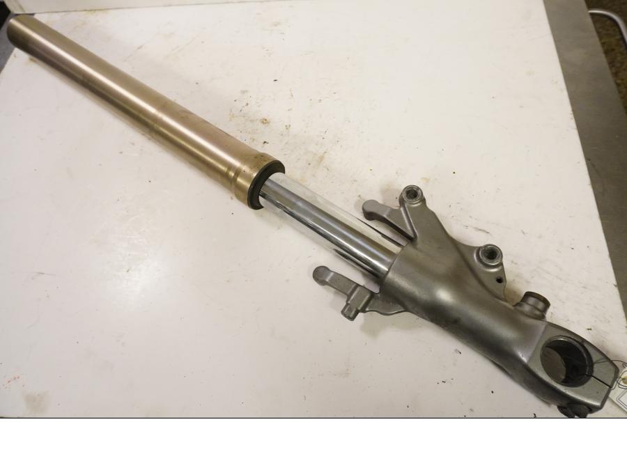 Framsidan på Gaffelben från en Kawasaki ZX-9R -1996 motorcykel.