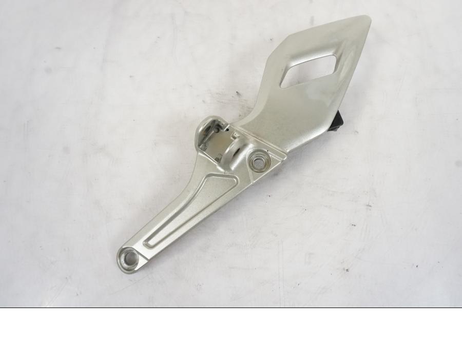 Framsidan på Fotpinnefäste från en Honda VFR 1200 -2010 motorcykel.