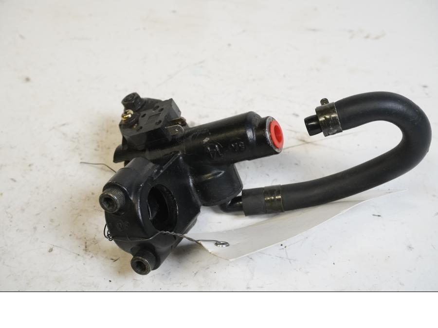 Framsidan på Bromshuvudcylinder från en Triumph Daytona 600 -2003 motorcykel.