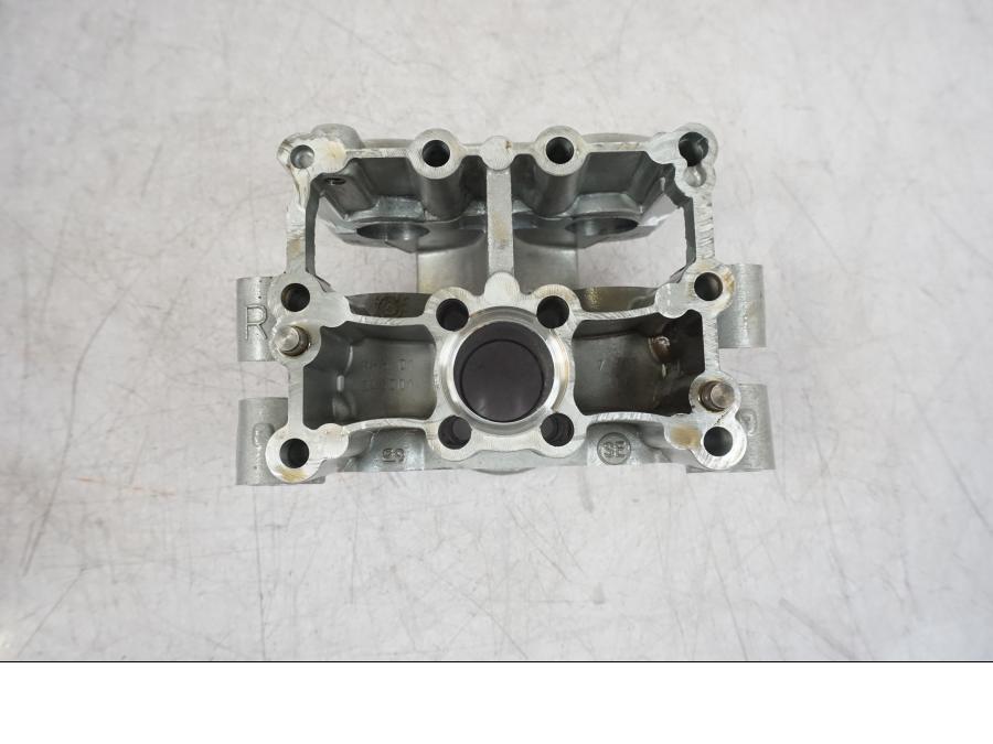 Vänster sida på Kamaxelöverfall från en BMW R 1200 GS -2010 motorcykel.