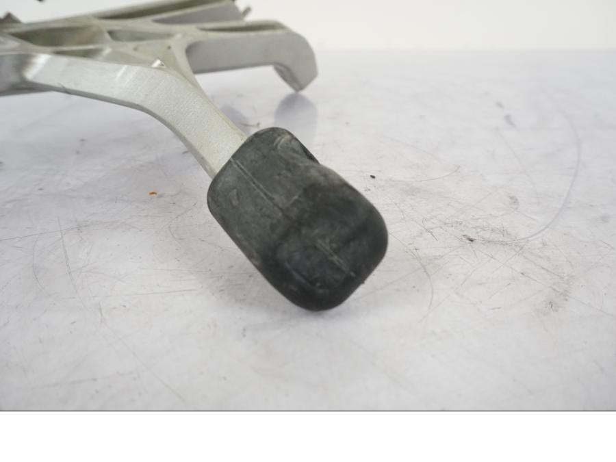 Vänster sida på Fotpinnefäste från en Honda VFR 1200 -2010 motorcykel.