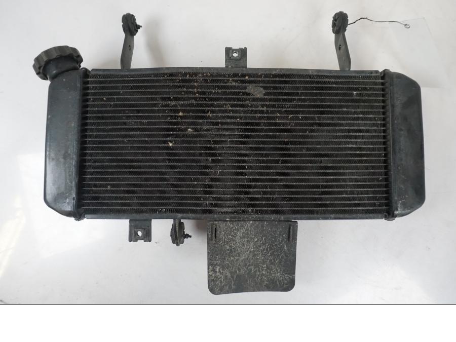 Snett nerifrån på Vattenkyl från en Suzuki SV 650 S -2005 motorcykel.