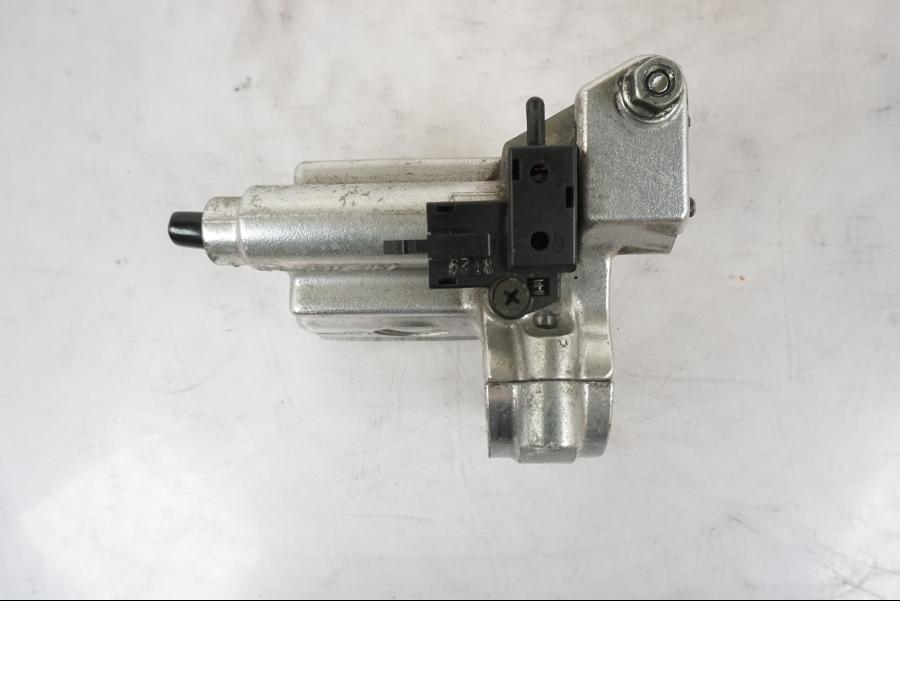 Snett nerifrån på Kopplingshuvudcylinder från en Kawasaki VN 1500 -2003 motorcykel.