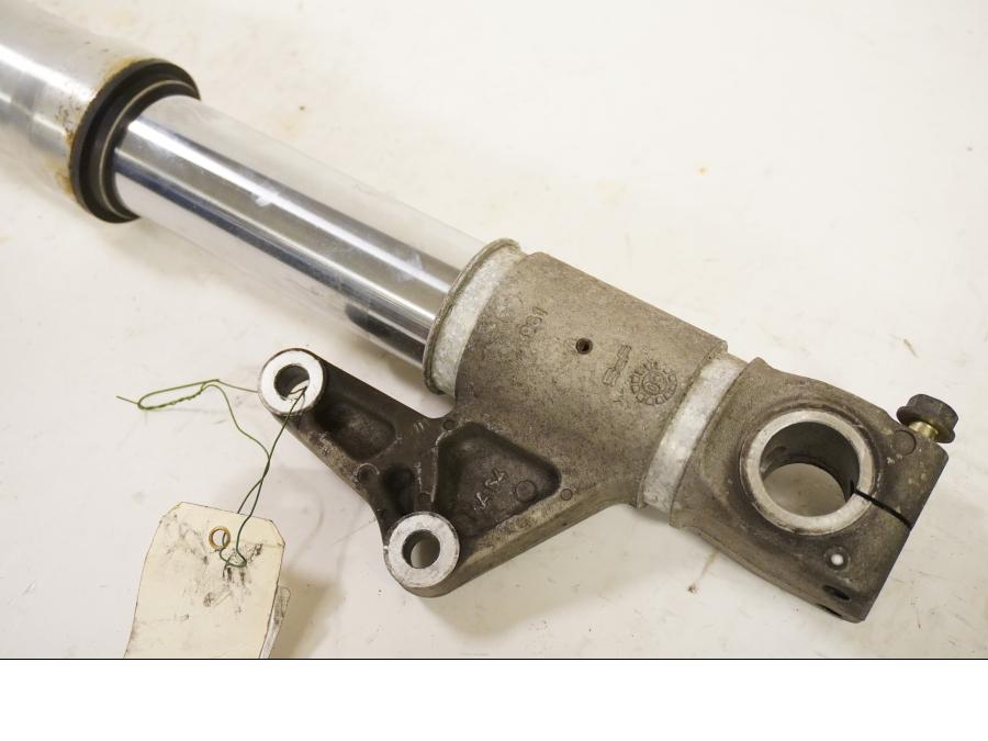 Baksidan på Gaffelben från en Ducati Monster 620 -2004 motorcykel.