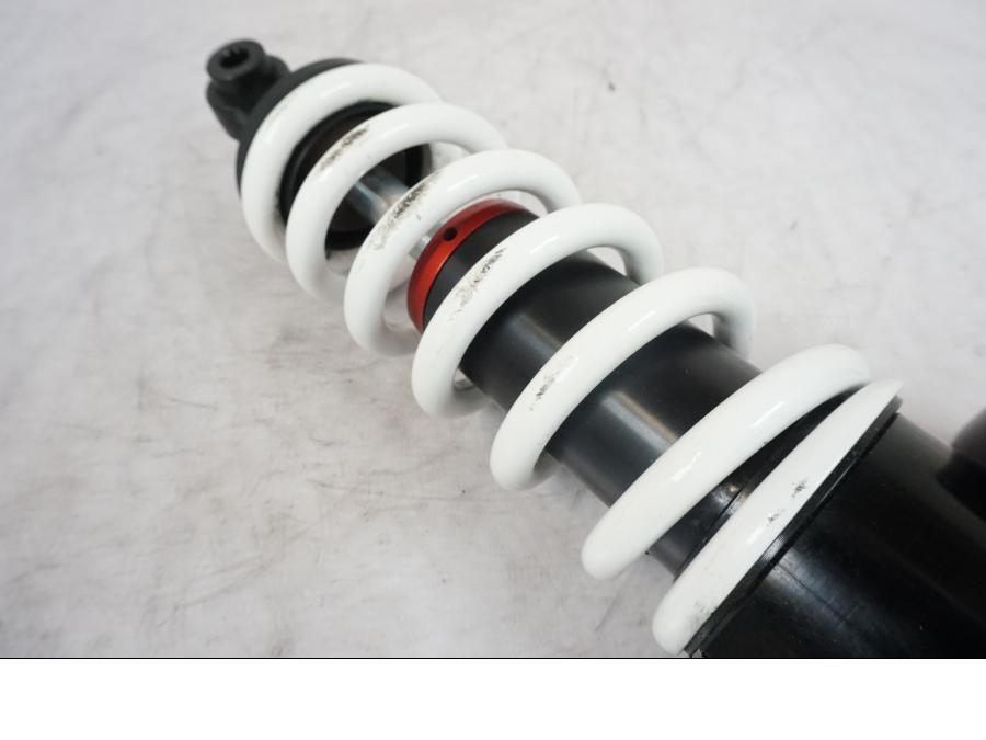 Snett nerifrån på Stötdämpare från en KTM 1290 Super Duke R -2021 motorcykel.