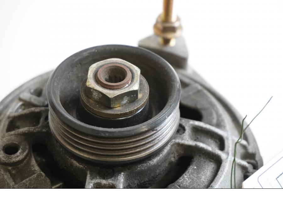 Baksidan på Generator från en BMW R 1100 S -1999 motorcykel.