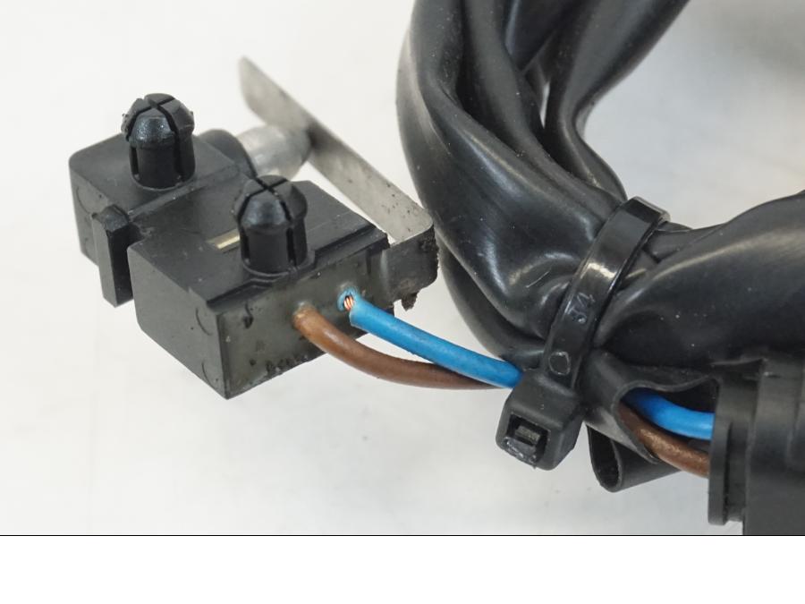 Snett uppifrån på Sidostödsbrytare från en Ducati Streetfighter V4 -2020 motorcykel.