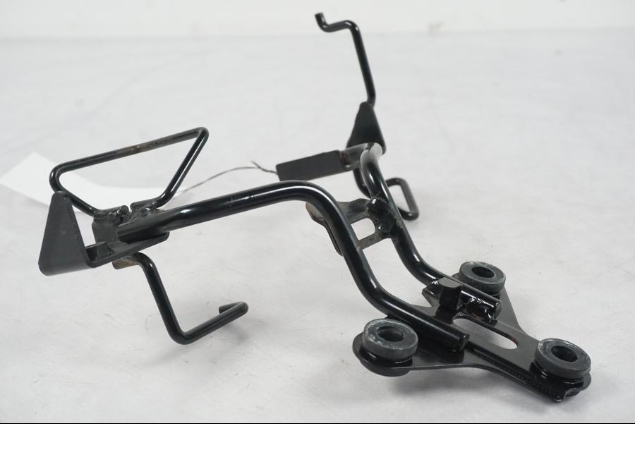 Baksidan på Instrumentpanelsfäste från en Kawasaki ER-6N ABS -2010 motorcykel.