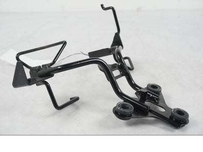 Baksidan på Instrumentpanelsfäste från en Kawasaki ER-6N ABS -2010 motorcykel.