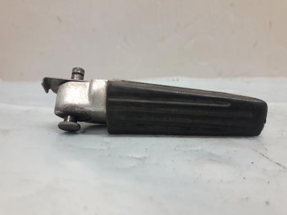 Framsidan på Fotpinne från en Suzuki SV 1000 -2004 motorcykel.