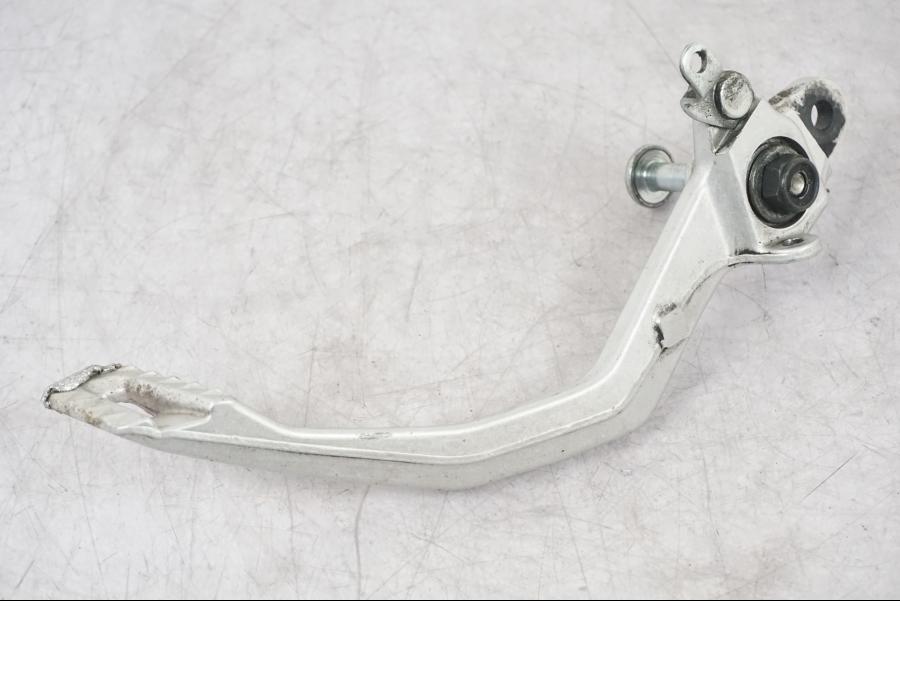 Snett nerifrån på Bromspedal från en Yamaha MT-09 -2016 motorcykel.