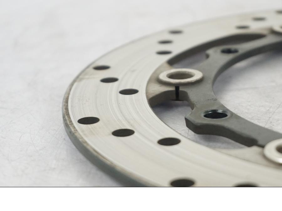 Vänster sida på Bromsskiva från en Yamaha MT 125 -2017 motorcykel.