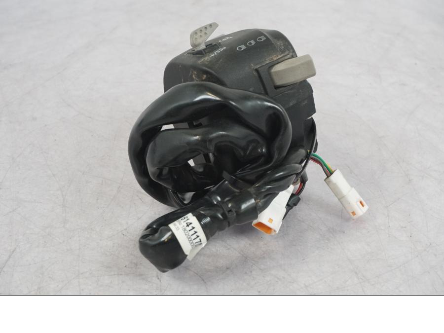 Snett uppifrån på Styrelreglage från en KTM 1290 Super Adventure R -2018 motorcykel.