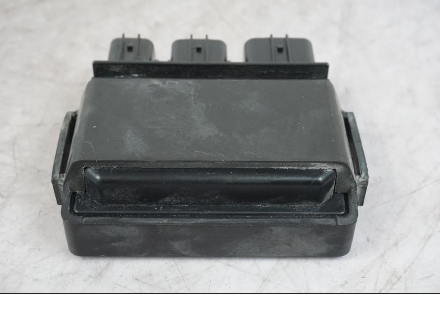 Snett nerifrån på Reläbox från en Kawasaki ZX-6R -2006 motorcykel.