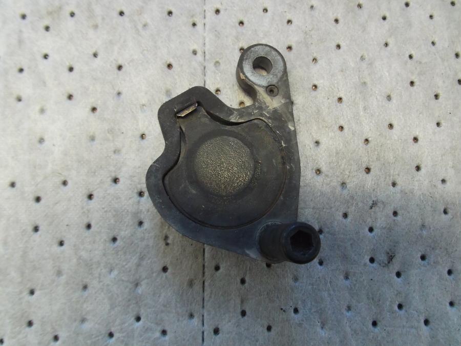 Framsidan på Bromsoksfäste från en H-D Touring Road King FLHR/I -1997 motorcykel.