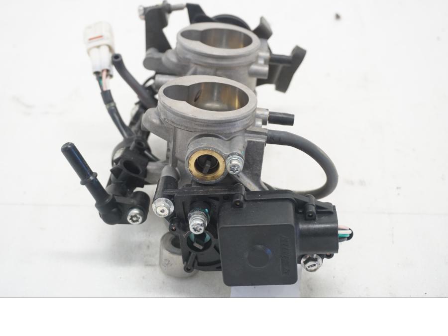 Höger sida på Spjällhus från en Kawasaki Versys 650 -2008 motorcykel.