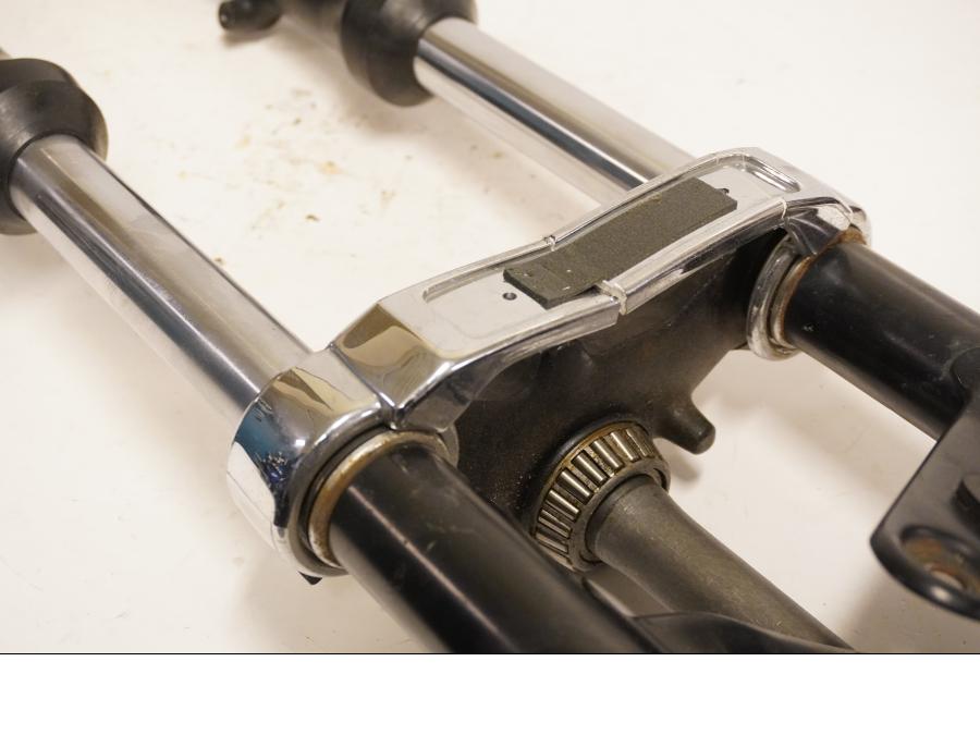 Vänster sida på Gaffelpaket från en Suzuki GSX 400 -1984 motorcykel.