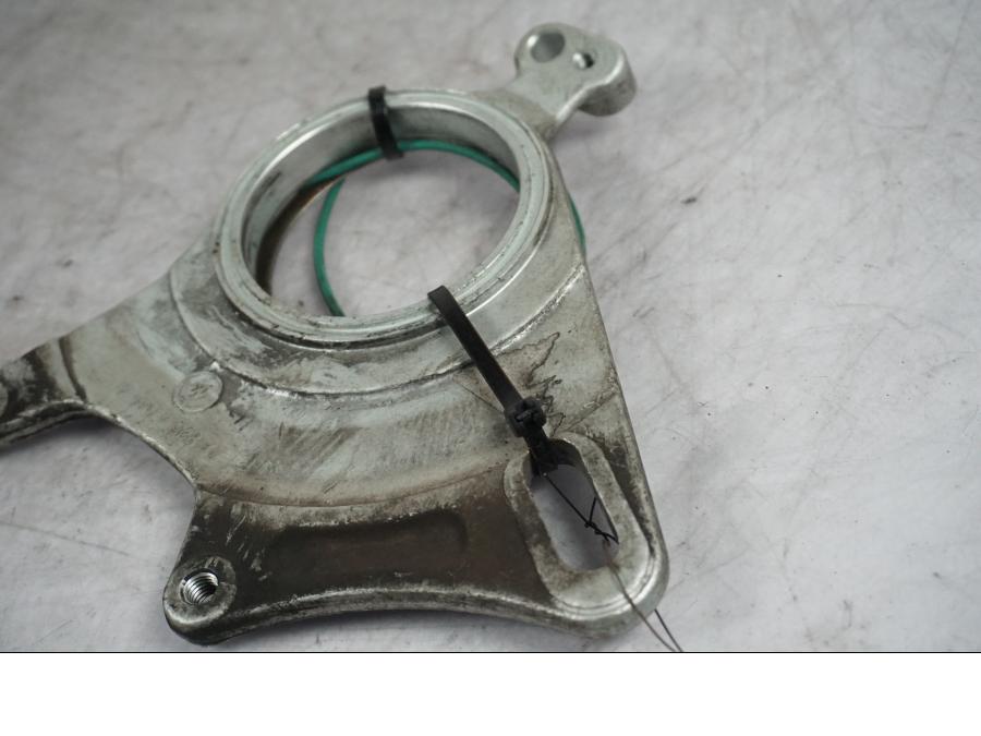 Snett nerifrån på Bromsoksfäste från en Ducati Monster 796 -2013 motorcykel.