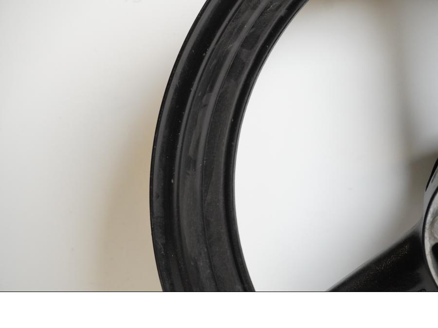 Snett nerifrån på Fälg från en Suzuki GSX 1300 R -2003 motorcykel.