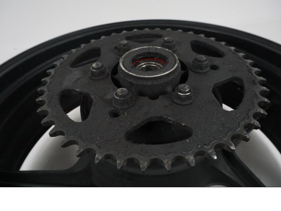 Vänster sida på Fälg från en Kawasaki Z 750 -2006 motorcykel.