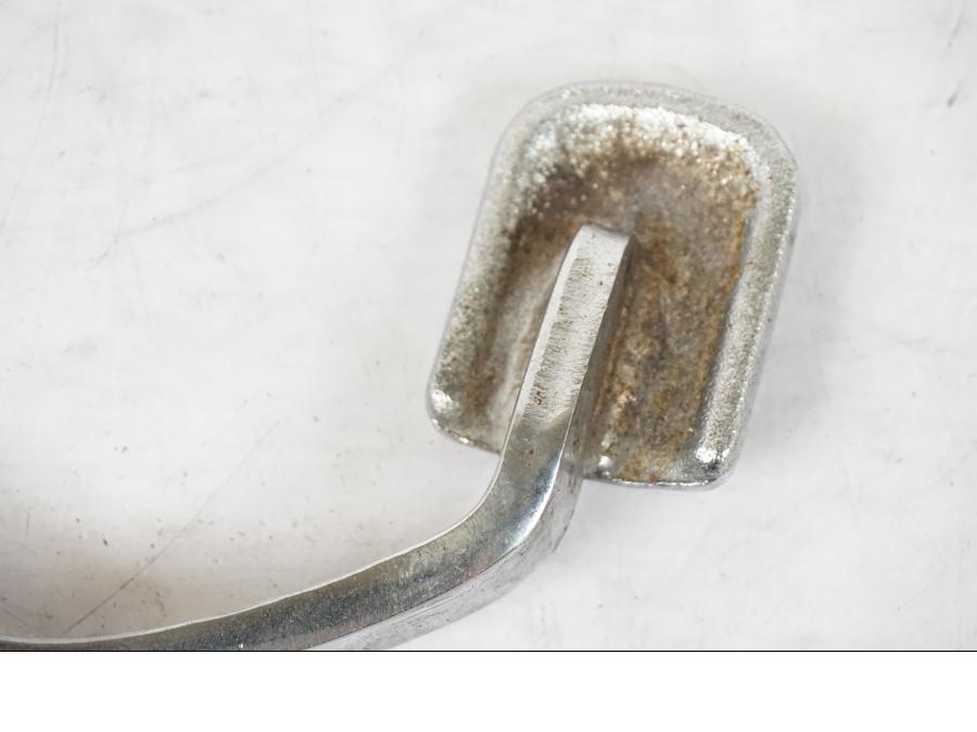 Snett nerifrån på Bromspedal från en Yamaha XVS 1100 -2000 motorcykel.