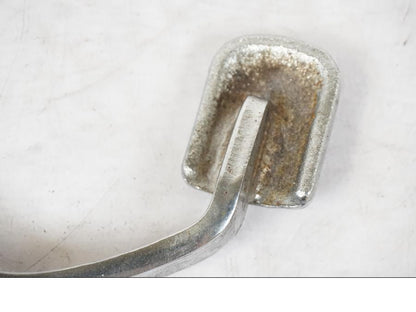 Snett nerifrån på Bromspedal från en Yamaha XVS 1100 -2000 motorcykel.