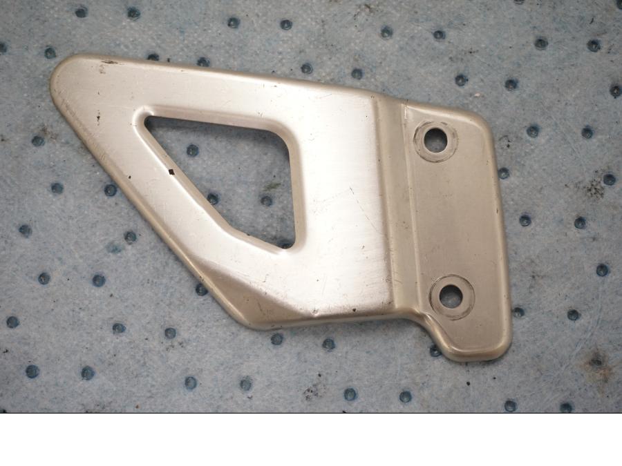 Framsidan på Fotpinnehälskydd från en Suzuki TL 1000 S -1997 motorcykel.