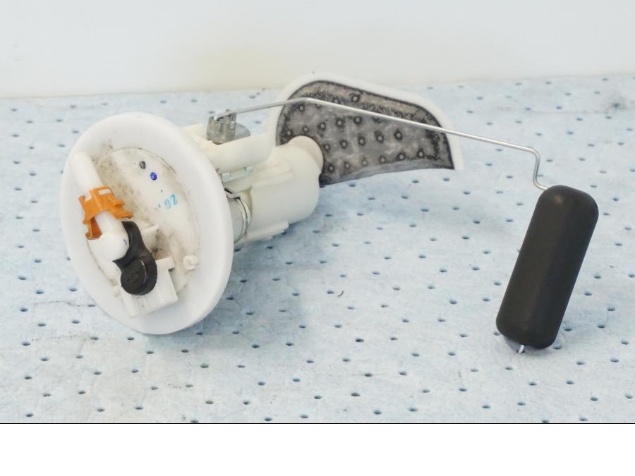 Snett uppifrån på Bensinpump insprut från en Honda SH 300 A -2011 scooter.