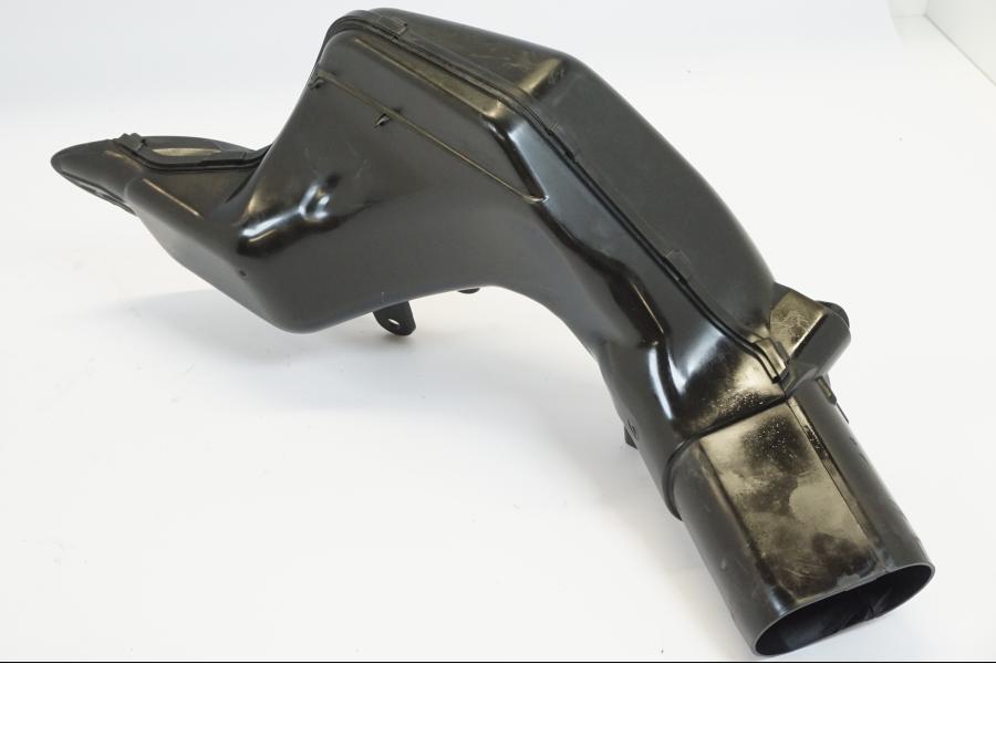 Snett uppifrån på Luftrör från en Suzuki GSX 1300 R -2008 motorcykel.