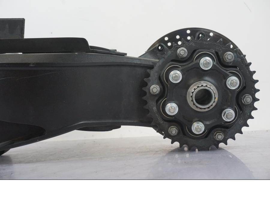 Vänster sida på Svingpaket från en KTM 1290 Super Duke R -2022 motorcykel.