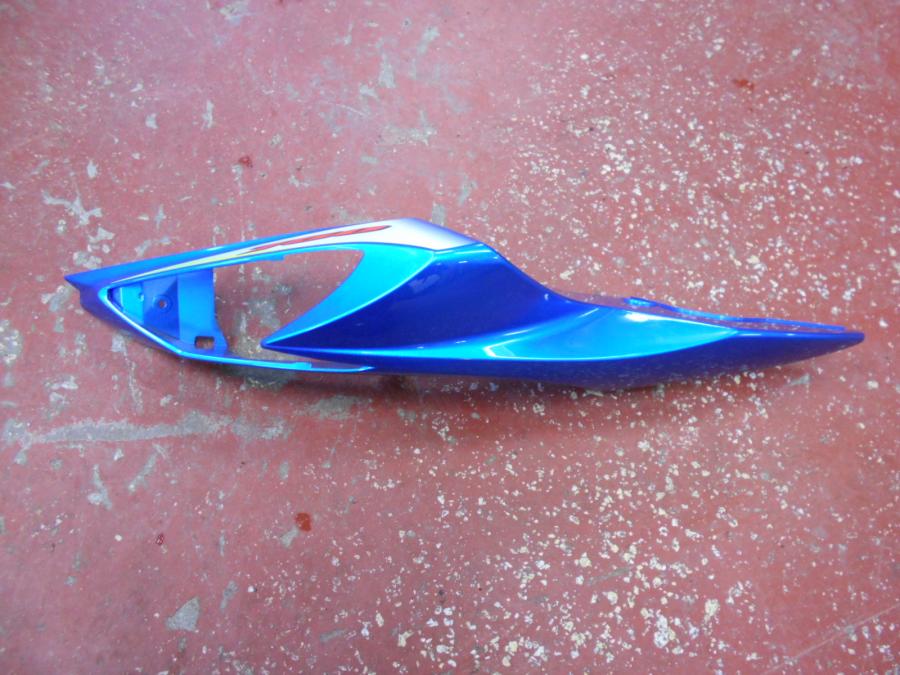 Framsidan på <p>Bakvinge höger från Suzukig GSX-R 750 2015.</p>

<p>En plasthake baktill är av se bild.</p> motorcykel.