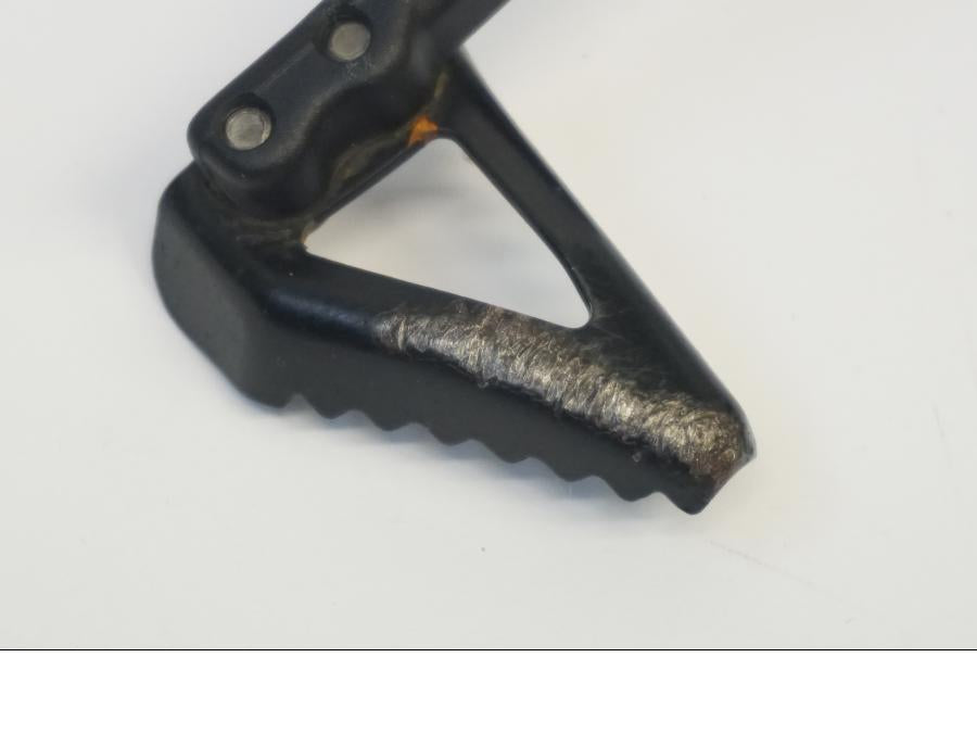 Vänster sida på Bromspedal från en KTM 1290 Super Adventure R -2019 motorcykel.