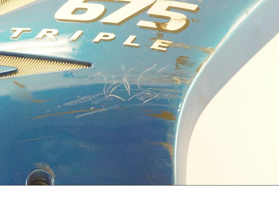 Vänster sida på Sidkåpa från en Triumph Daytona 675 -2008 motorcykel.