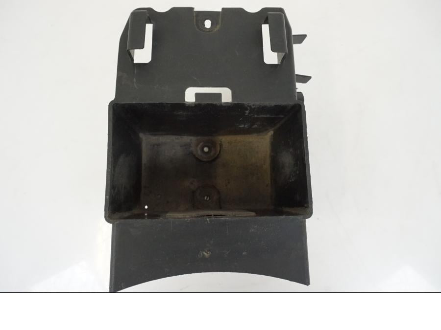 Snett nerifrån på Batterihållare från en Kawasaki VN 1500 -1996 motorcykel.