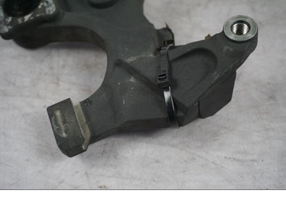 Snett nerifrån på Bromsoksfäste från en Suzuki GSX 1300 BK -2008 motorcykel.