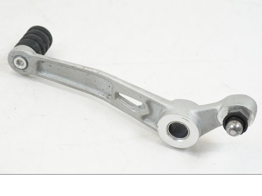 Vänster sida på Växelpedal från en Triumph Speed Triple -2021 motorcykel.