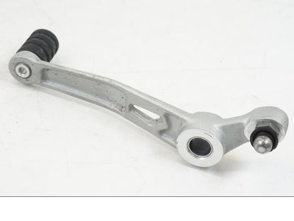 Vänster sida på Växelpedal från en Triumph Speed Triple -2021 motorcykel.