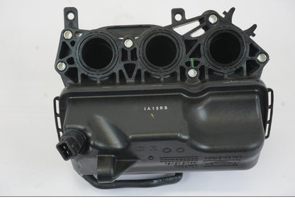 Snett nerifrån på Insprutningsrör från en Triumph Trident -2021 motorcykel.