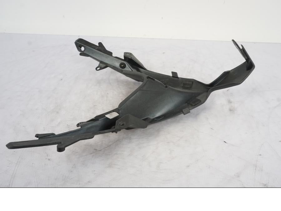 Snett nerifrån på Toppkåpa från en Kawasaki ER-6F -2010 motorcykel.