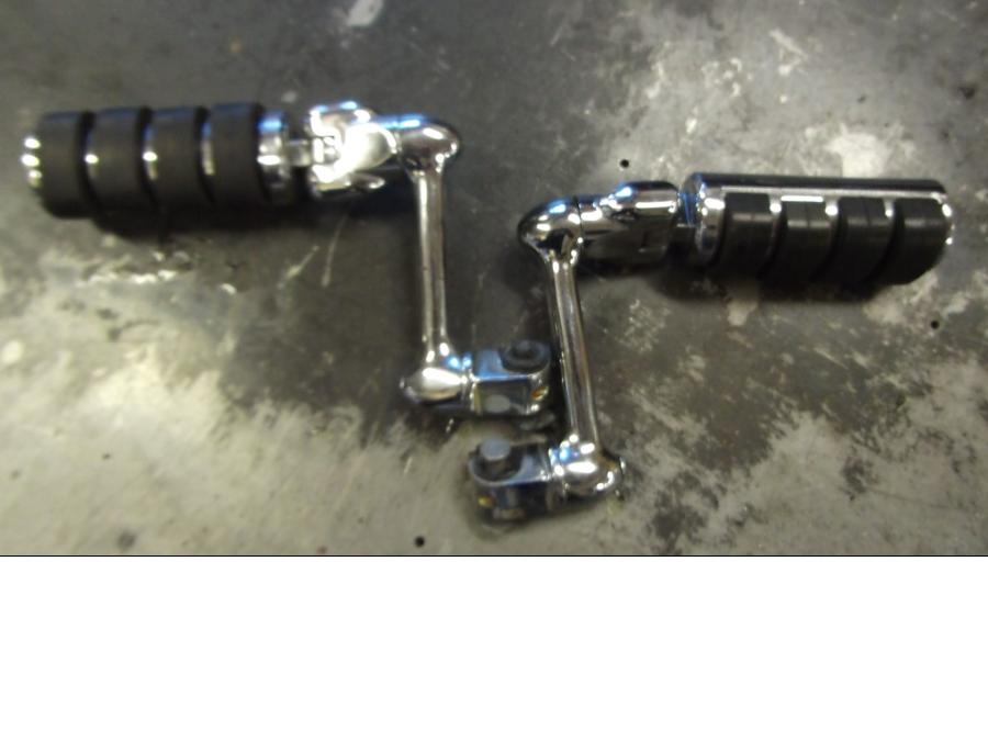 Framsidan på Fotpinnesats från en Honda VTX 1800 -2002 motorcykel.